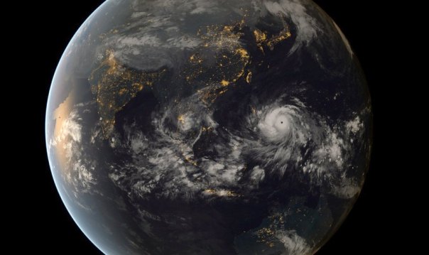 Typhoon Haiyan approaching the Philippines (13:00 UTC 07/11/2013). Image captured by the geostationary satellites of the Japan Meteorological Agency and EUMETSAT.
